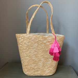 STRAW BEACH TOTE WITH FRINGE TASSLE